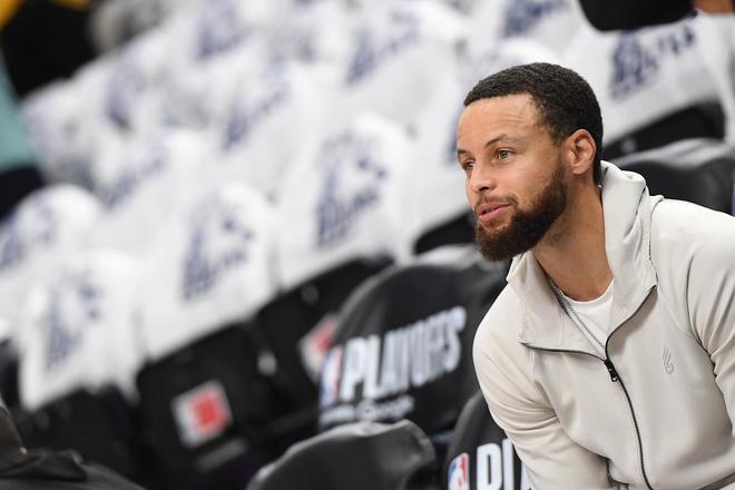 九游体育-库里迎来十五赛季出色发挥，老鹰观众热烈欢呼！-九游体育